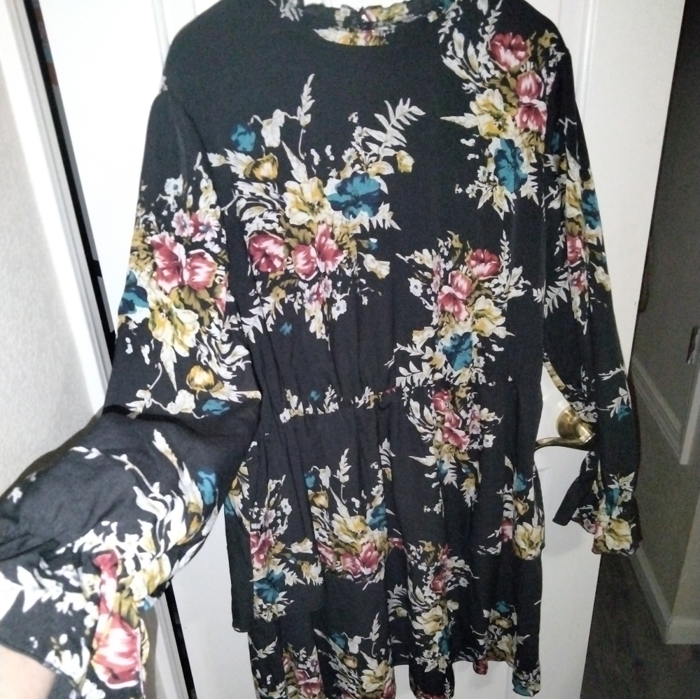 Woman's Shein curves  black floral long sleeve dress 4x **read 3x